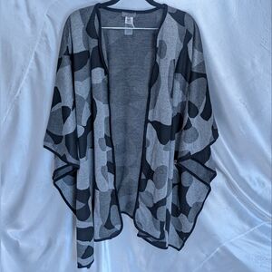 Vince Camuto Gray Scale Camo Print Abstract Wrap Poncho Button Shawl Cardigan SM